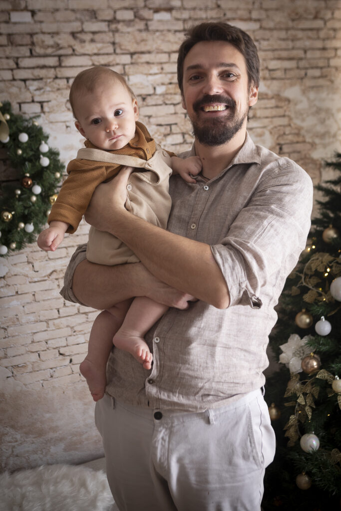 papà e bimbo piccolo con cane e albero di natale (1 di 1)